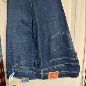 Levi’s classic straight leg jeans size 24 women, used very good condition.